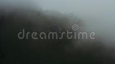村子里弥漫着晨雾。 霍比特人之家